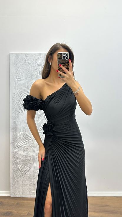 Abito da sera nero plissettato con dettagli floreali 