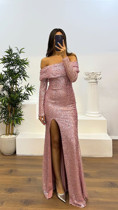 Abendkleid in Puderblau mit U-Boot-Ausschnitt und Pailletten