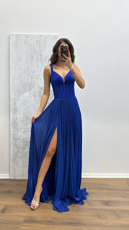 Abito da sera con spalline e ricami