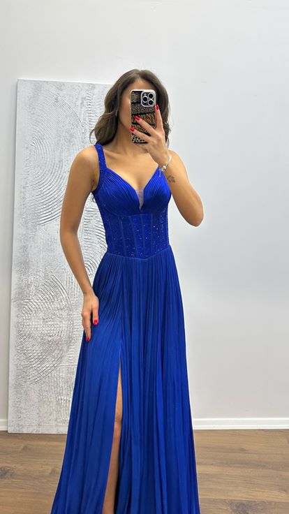 Abito da sera con spalline e ricami