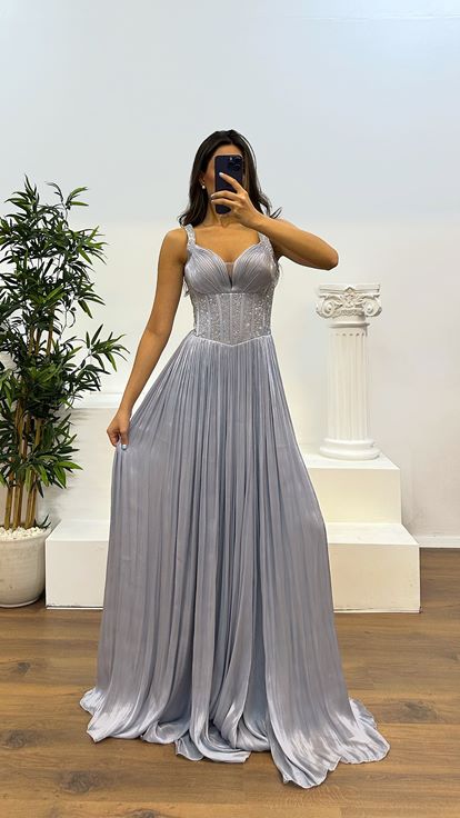 Abito da sera grigio con spalline e ricami