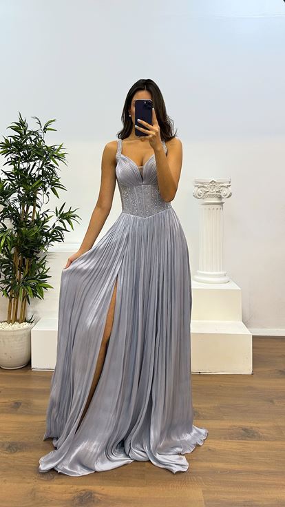 Abito da sera grigio con spalline e ricami