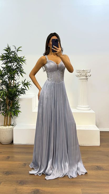 Abito da sera grigio con spalline e ricami