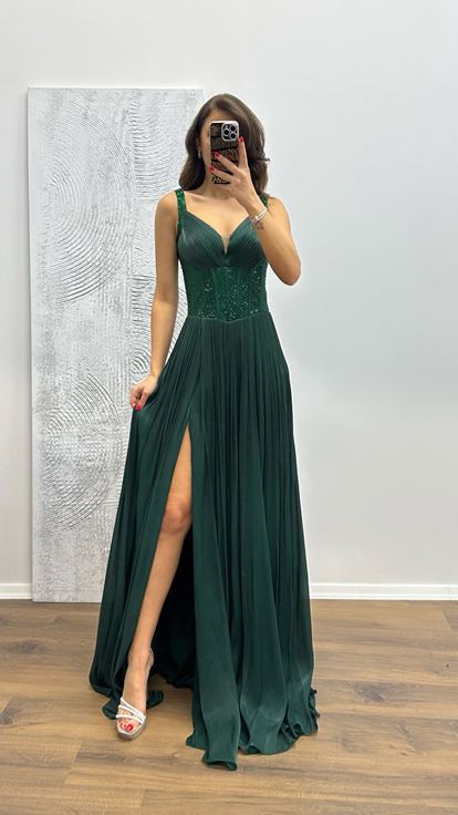 Robe de soirée vert émeraude à bretelles et détails brodés
