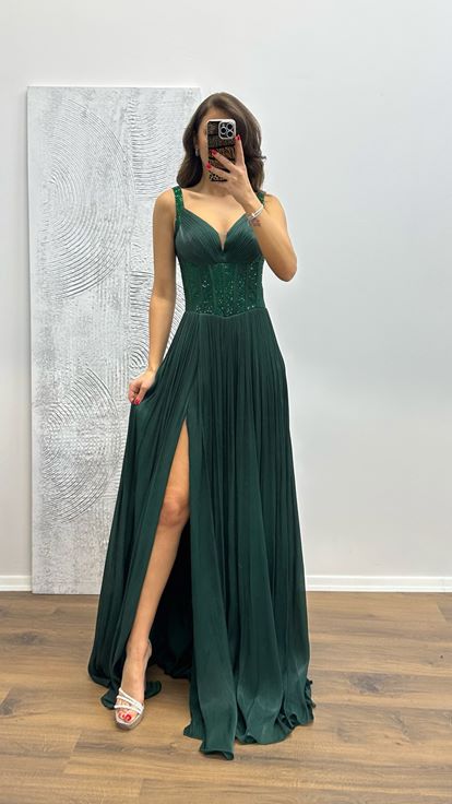 Robe de soirée vert émeraude à bretelles et détails brodés