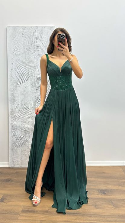 Robe de soirée vert émeraude à bretelles et détails brodés