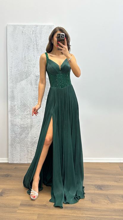 Robe de soirée vert émeraude à bretelles et détails brodés