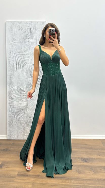 Robe de soirée vert émeraude à bretelles et détails brodés