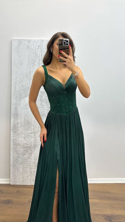 Robe de soirée vert émeraude à bretelles et détails brodés