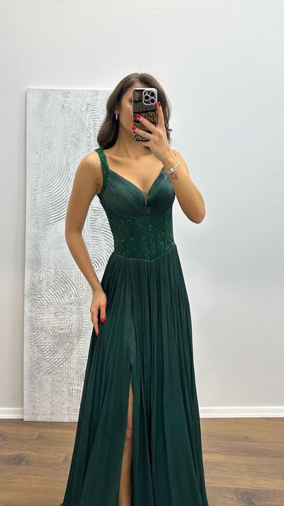 Robe de soirée vert émeraude à bretelles et détails brodés