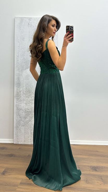 Robe de soirée vert émeraude à bretelles et détails brodés