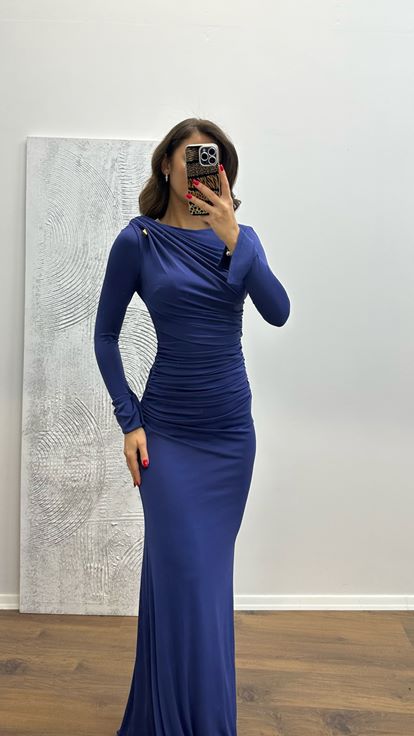 فستان سهرة أزرق نيلي بتصميم منسدل مع تفاصيل على الأكمام