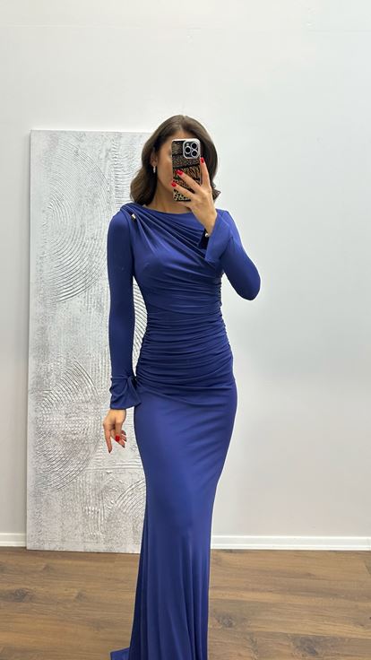 فستان سهرة أزرق نيلي بتصميم منسدل مع تفاصيل على الأكمام