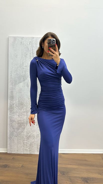 فستان سهرة أزرق نيلي بتصميم منسدل مع تفاصيل على الأكمام