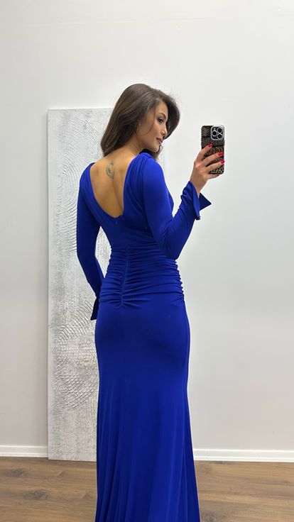 فستان سهرة من ساكس بتفاصيل أكمام منسدلة