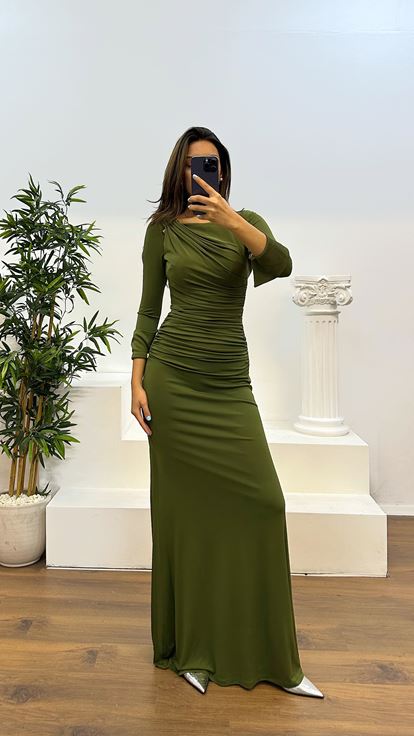 فستان سهرة كاكي منسدل بتفاصيل على الأكمام