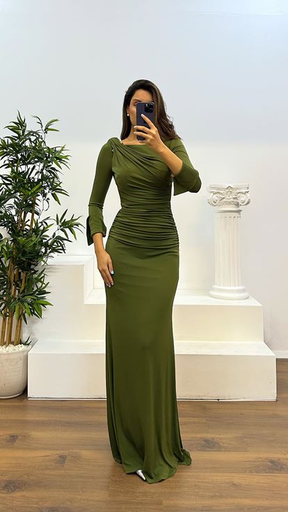 فستان سهرة كاكي منسدل بتفاصيل على الأكمام