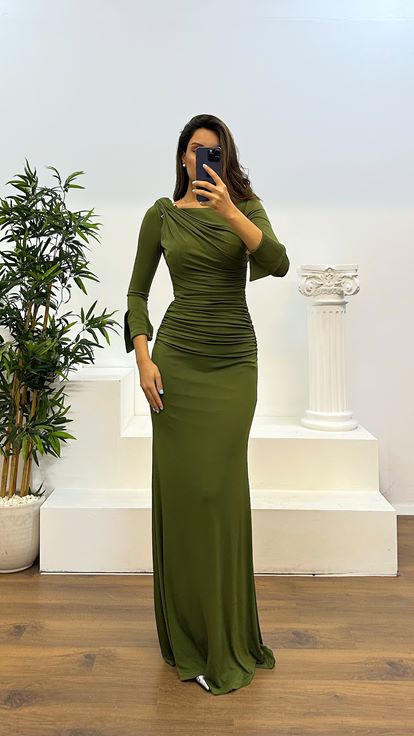 فستان سهرة كاكي منسدل بتفاصيل على الأكمام