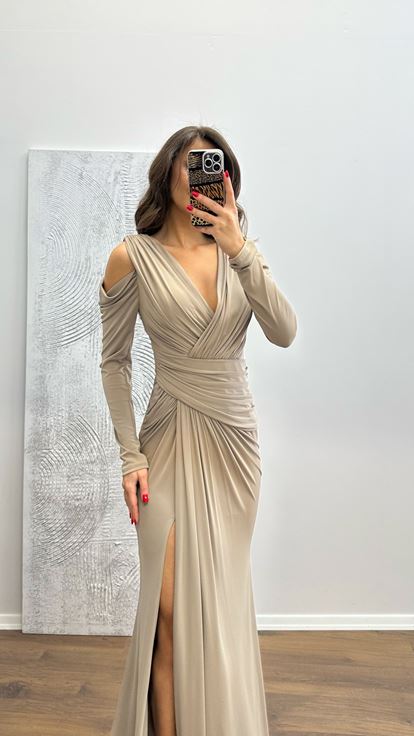 فستان سهرة من فرو المنك بياقة على شكل حرف V