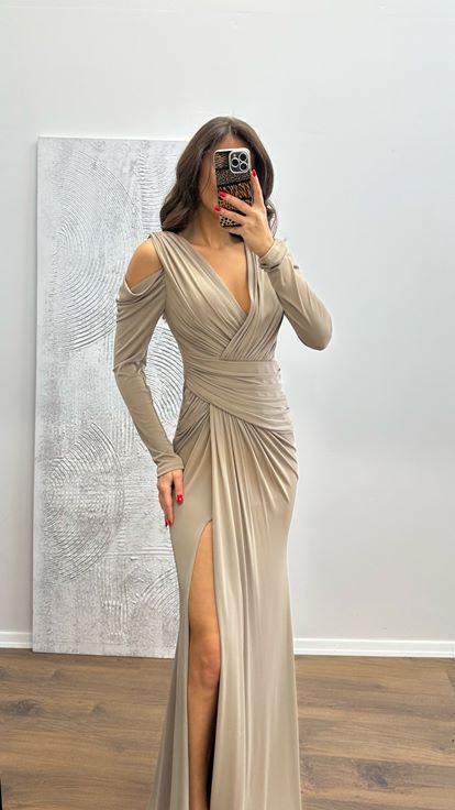 فستان سهرة من فرو المنك بياقة على شكل حرف V