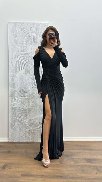 فستان سهرة أسود بياقة على شكل حرف V