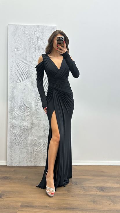 فستان سهرة أسود بياقة على شكل حرف V