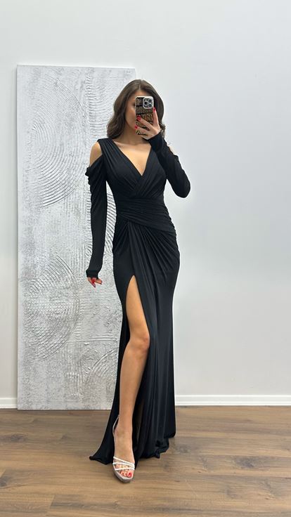 فستان سهرة أسود بياقة على شكل حرف V