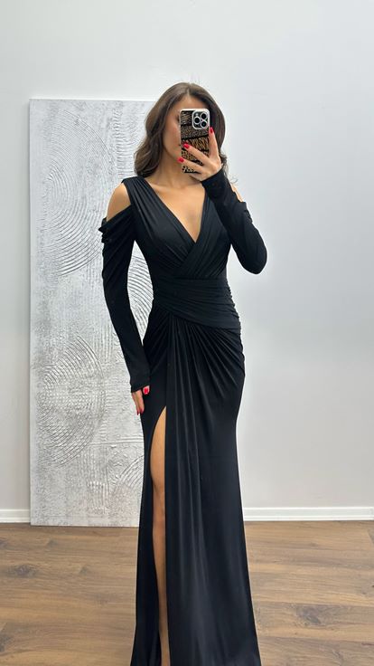 فستان سهرة أسود بياقة على شكل حرف V