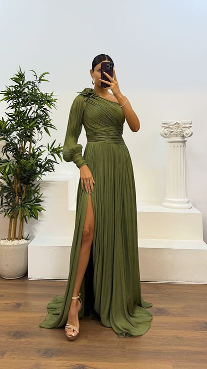 Khakifarbenes, einärmliges, plissiertes Chiffon-Abendkleid