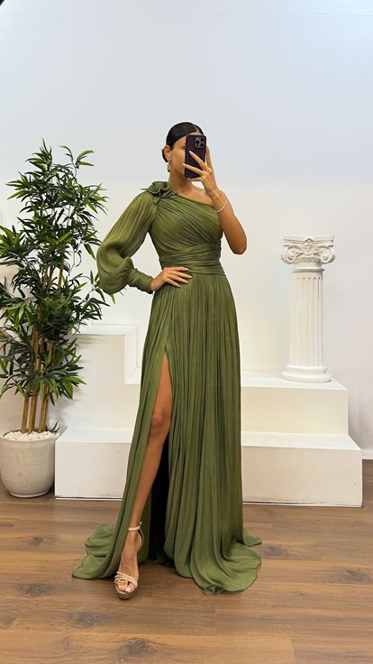 Khakifarbenes, einärmliges, plissiertes Chiffon-Abendkleid