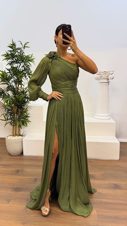 Khakifarbenes, einärmliges, plissiertes Chiffon-Abendkleid