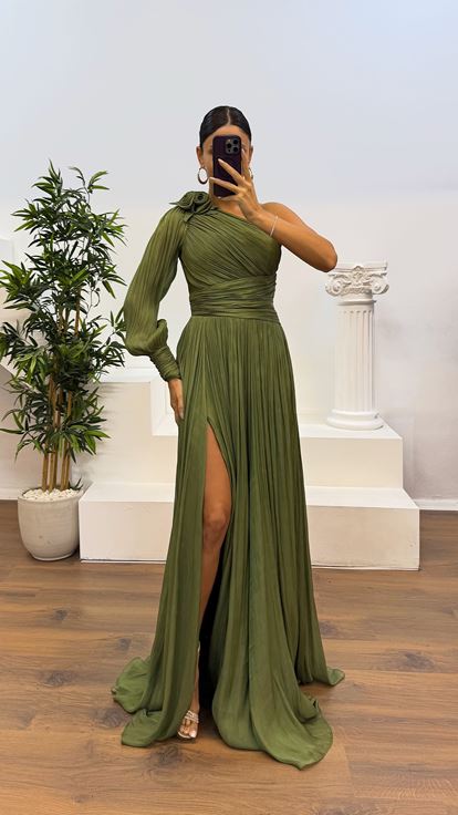 Khakifarbenes, einärmliges, plissiertes Chiffon-Abendkleid