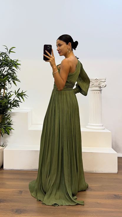 Khakifarbenes, einärmliges, plissiertes Chiffon-Abendkleid