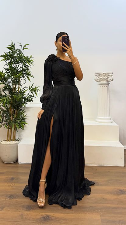 Schwarzes, einärmliges, plissiertes Chiffon-Abendkleid