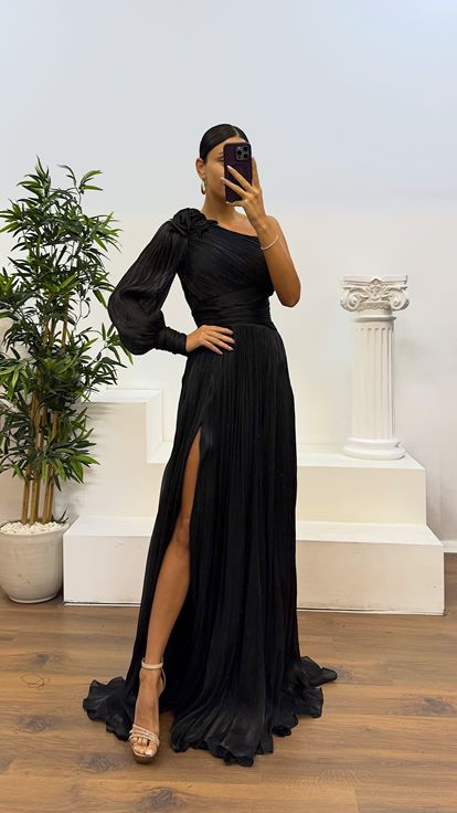 Schwarzes, einärmliges, plissiertes Chiffon-Abendkleid