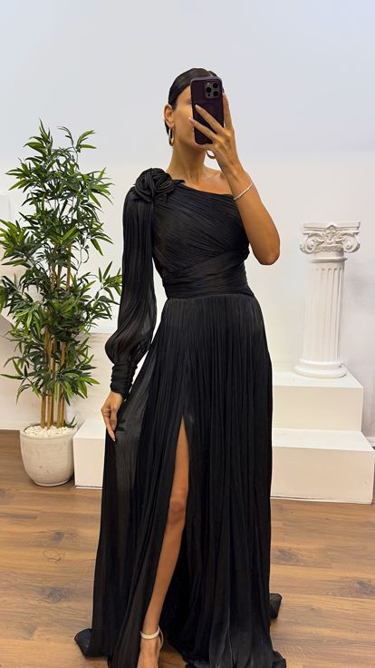 Schwarzes, einärmliges, plissiertes Chiffon-Abendkleid