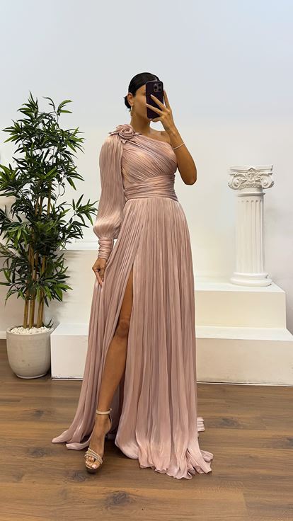 Abendkleid aus plissiertem Chiffon mit einärmeligem Puder