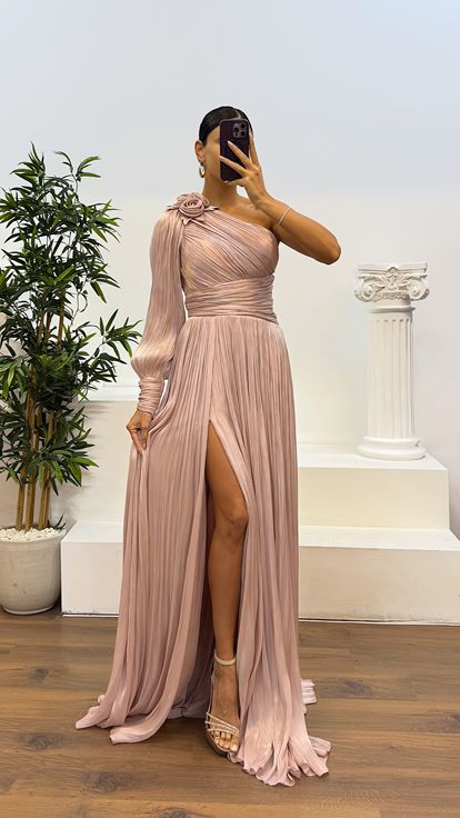Abendkleid aus plissiertem Chiffon mit einärmeligem Puder