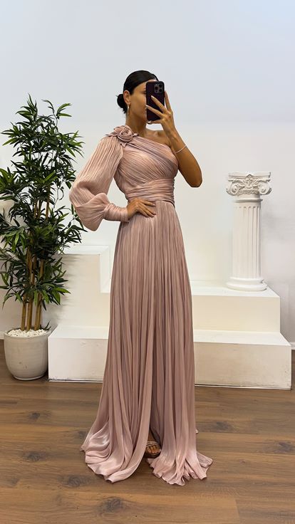 Abendkleid aus plissiertem Chiffon mit einärmeligem Puder
