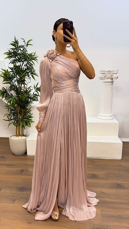 Abendkleid aus plissiertem Chiffon mit einärmeligem Puder