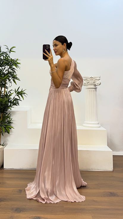 Abendkleid aus plissiertem Chiffon mit einärmeligem Puder