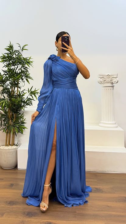 Indigofarbenes, einärmeliges, plissiertes Chiffon-Abendkleid