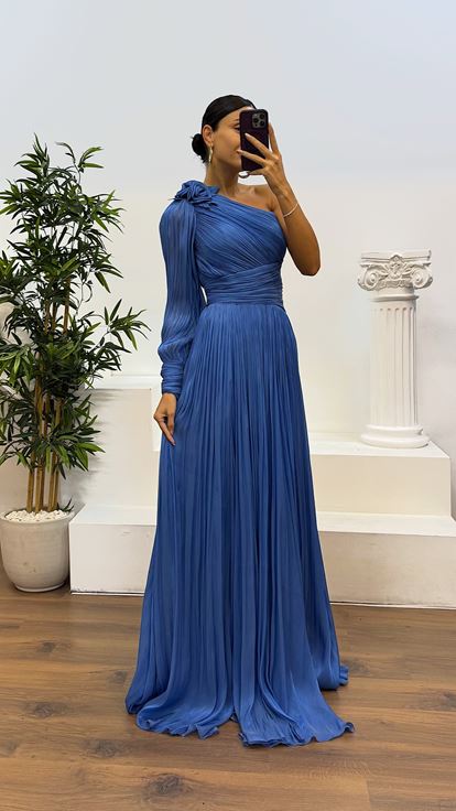 Indigofarbenes, einärmeliges, plissiertes Chiffon-Abendkleid