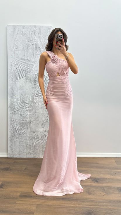 Abito da sera drappeggiato monospalla color rosa cipria