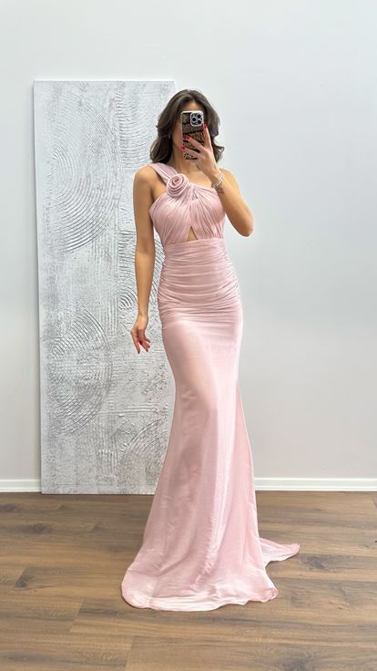 Abito da sera drappeggiato monospalla color rosa cipria