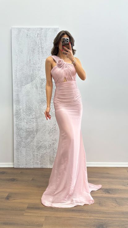 Abito da sera drappeggiato monospalla color rosa cipria