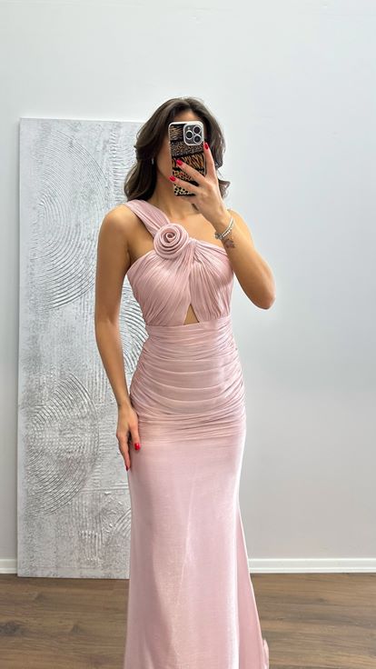 Abito da sera drappeggiato monospalla color rosa cipria