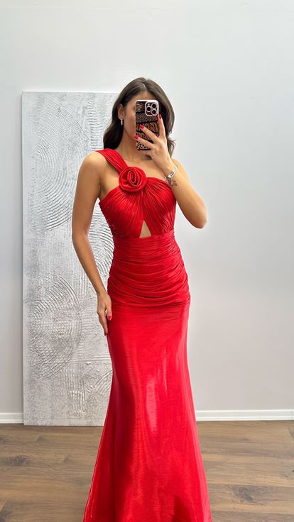 Abito da sera rosso monospalla drappeggiato