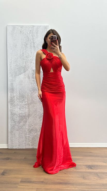 Abito da sera rosso monospalla drappeggiato