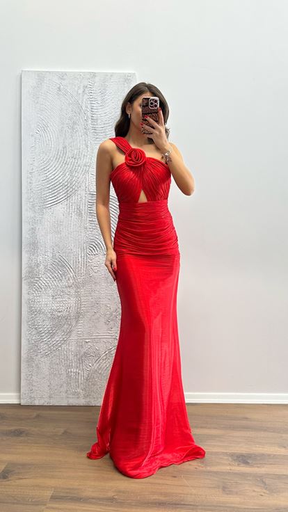 Abito da sera rosso monospalla drappeggiato